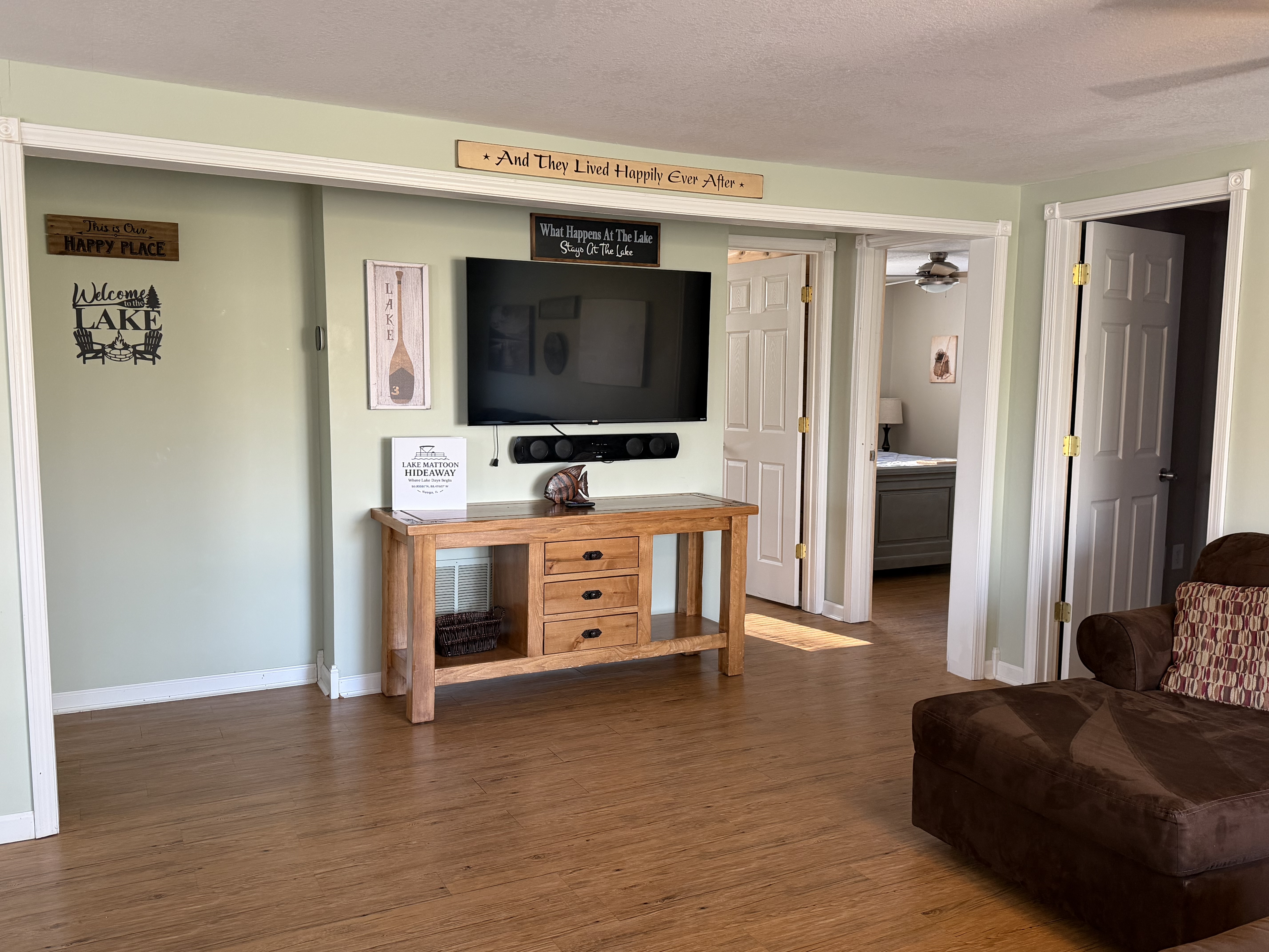 Lake Mattoon Hideaway – living room
